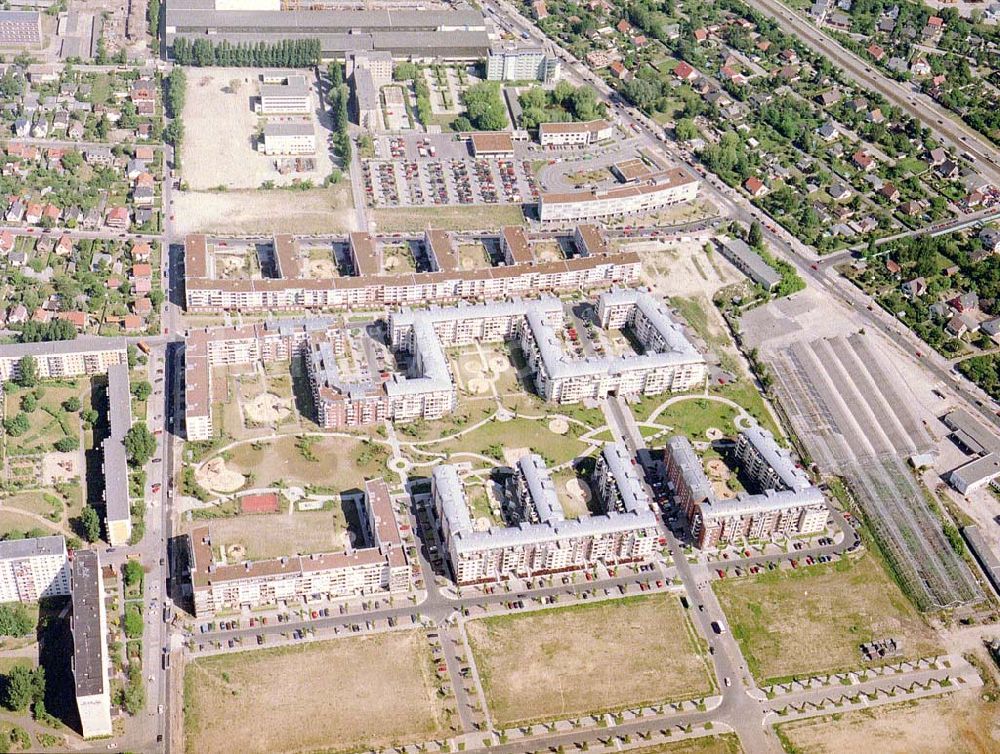 Luftbild Berlin - Hohenschönhausen - Wohngebiet Weiße Taube an der Landsberger Allee in Berlin - Hohenschönhausen.