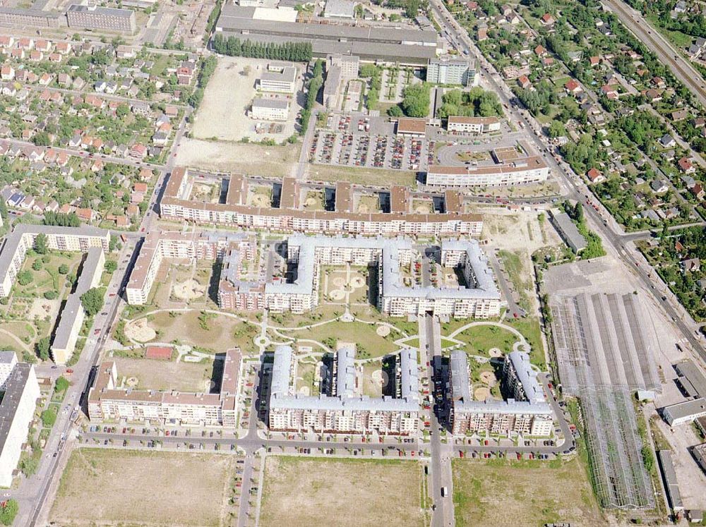 Luftbild Berlin - Hohenschönhausen - Wohngebiet Weiße Taube an der Landsberger Allee in Berlin - Hohenschönhausen.