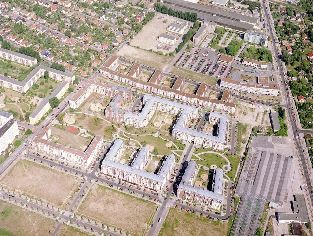 Luftaufnahme Berlin - Hohenschönhausen - Wohngebiet Weiße Taube an der Landsberger Allee in Berlin - Hohenschönhausen.