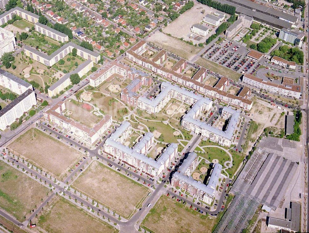 Berlin - Hohenschönhausen von oben - Wohngebiet Weiße Taube an der Landsberger Allee in Berlin - Hohenschönhausen.