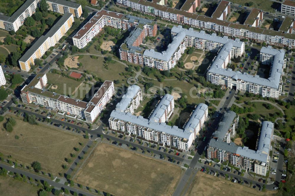 Berlin aus der Vogelperspektive: Wohngebiet Weiße Taube an der Landsberger Allee / Schalkauer Strasse in Berlin - Hohenschönhausen