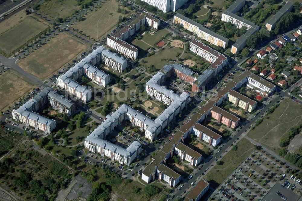 Berlin von oben - Wohngebiet Weiße Taube an der Landsberger Allee / Schalkauer Strasse in Berlin - Hohenschönhausen