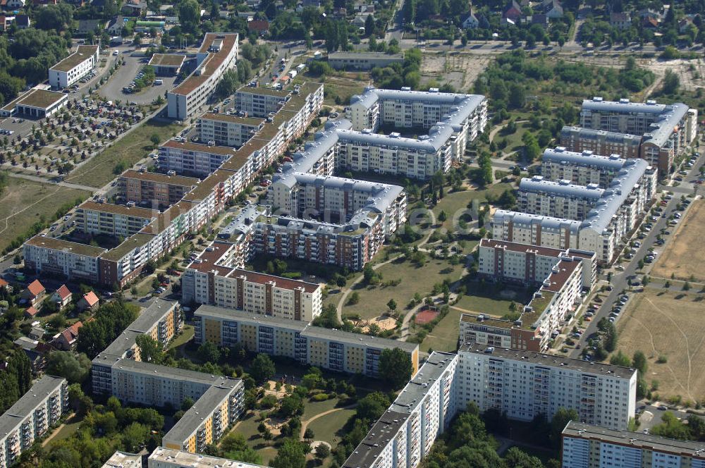 Berlin aus der Vogelperspektive: Wohngebiet Weiße Taube an der Landsberger Allee / Schalkauer Strasse in Berlin - Hohenschönhausen