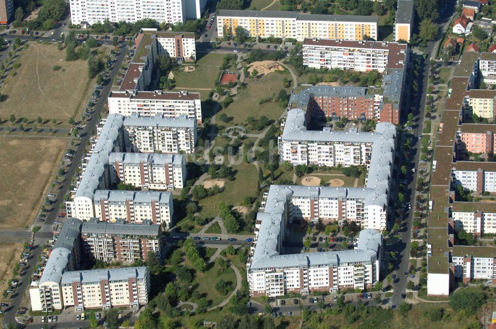 Luftaufnahme Berlin - Wohngebiet Weiße Taube an der Landsberger Allee / Schalkauer Strasse in Berlin - Hohenschönhausen