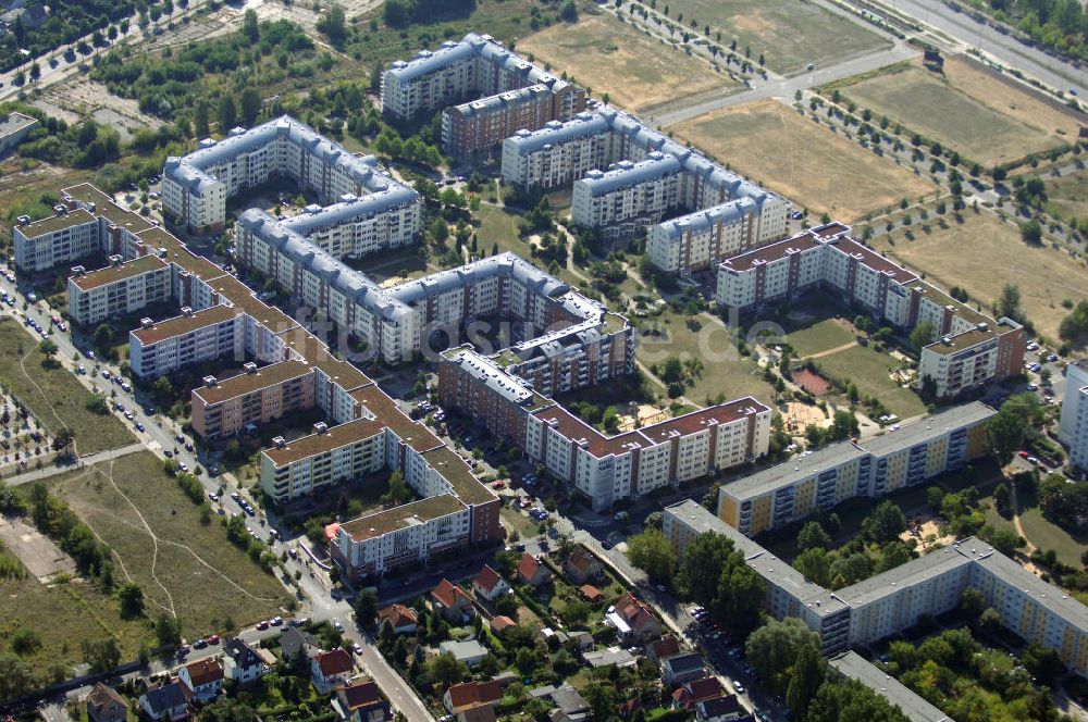 Berlin von oben - Wohngebiet Weiße Taube an der Landsberger Allee / Schalkauer Strasse in Berlin - Hohenschönhausen