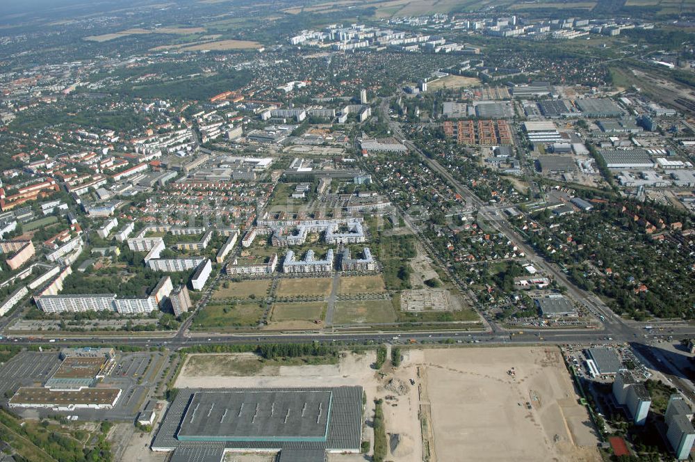 Berlin aus der Vogelperspektive: Wohngebiet Weiße Taube an der Landsberger Allee / Schalkauer Strasse in Berlin - Hohenschönhausen