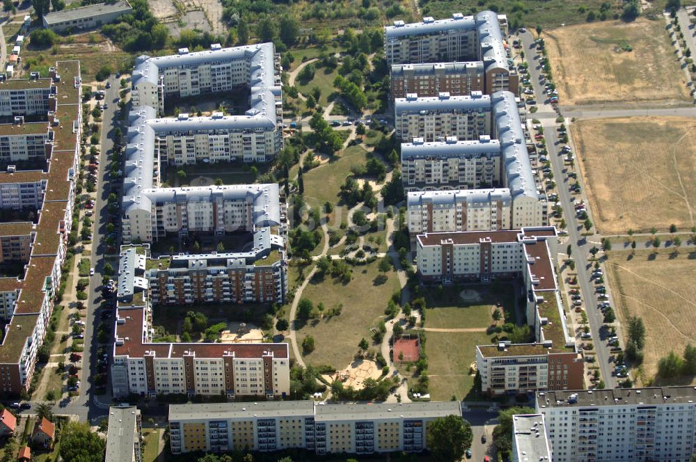 Berlin von oben - Wohngebiet Weiße Taube an der Landsberger Allee / Schalkauer Strasse in Berlin - Hohenschönhausen