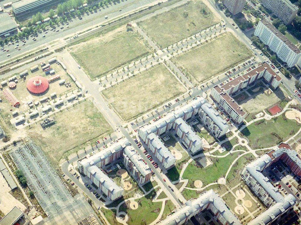 Berlin - Hohenschönhausen von oben - Wohngebiet Weiße Taube der UG Max Aicher an der Landsberger Allee / Schalkauer Straße in Berlin - Hohenschönhausen.