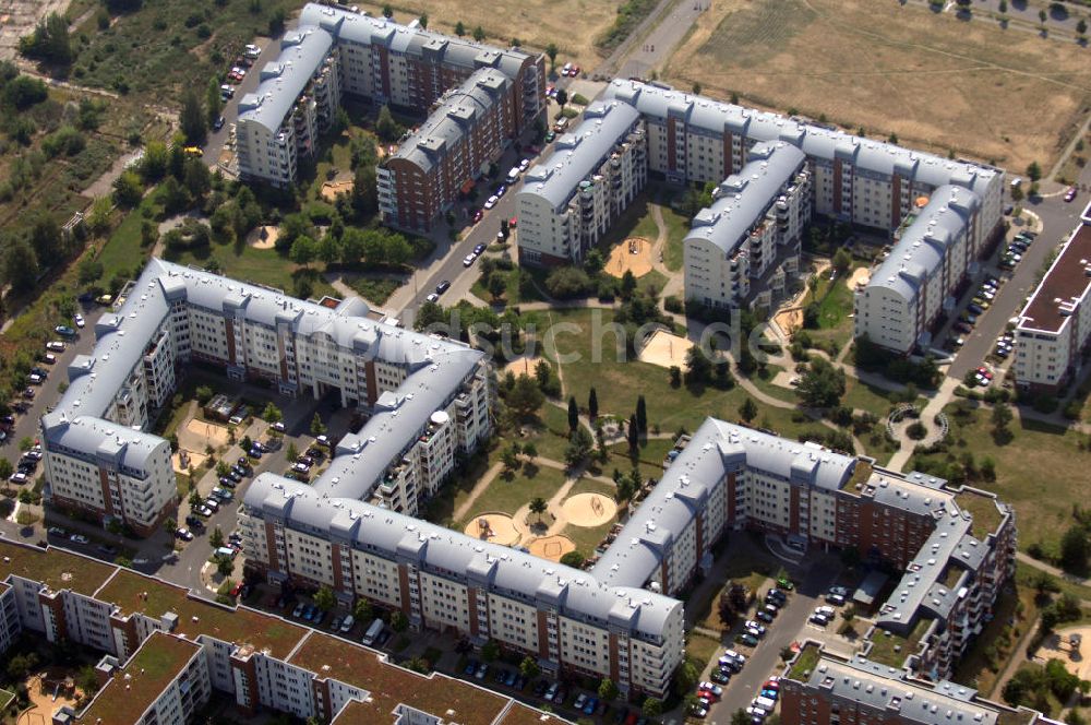 Berlin von oben - Wohngebiet Weiße Tausbe an der Landsberger Allee / Schalkauer Strasse in Berlin - Hohenschönhausen