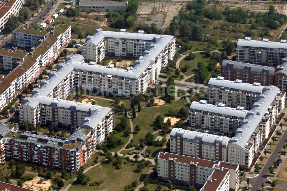 Luftaufnahme Berlin - Wohngebiet Weiße Tausbe an der Landsberger Allee / Schalkauer Strasse in Berlin - Hohenschönhausen