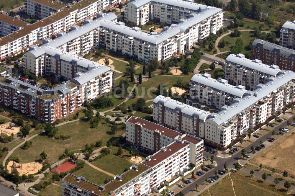 Berlin aus der Vogelperspektive: Wohngebiet Weiße Tausbe an der Landsberger Allee / Schalkauer Strasse in Berlin - Hohenschönhausen