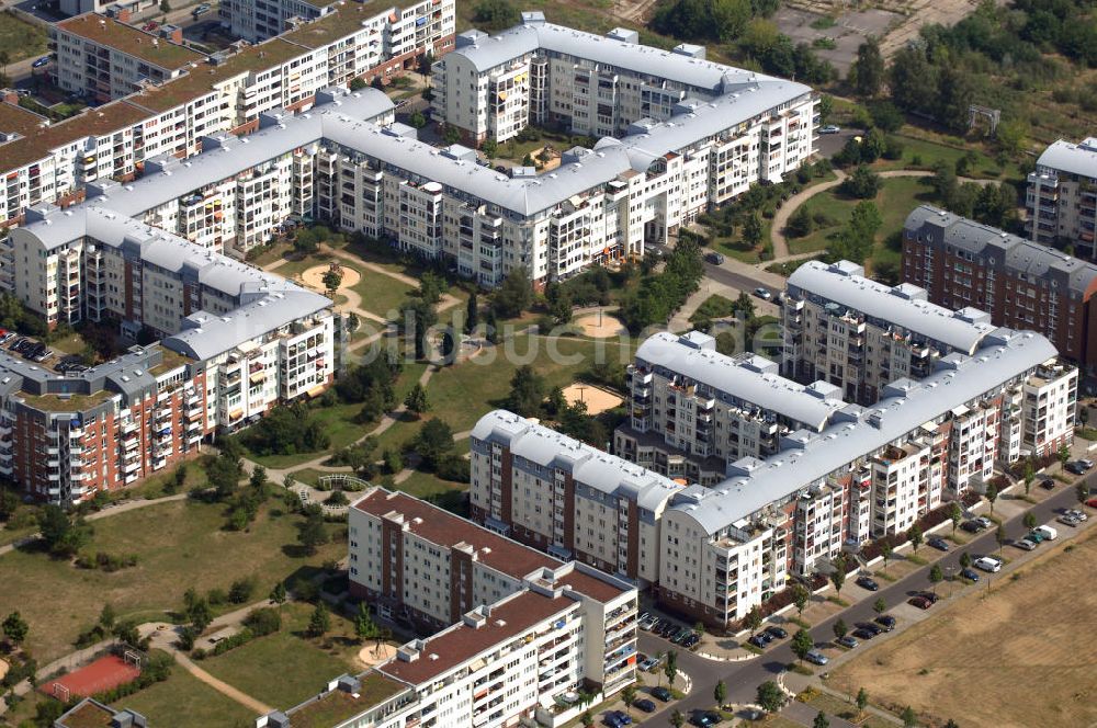 Luftbild Berlin - Wohngebiet Weiße Tausbe an der Landsberger Allee / Schalkauer Strasse in Berlin - Hohenschönhausen