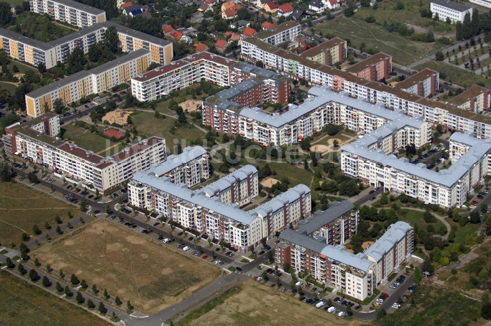 Berlin von oben - Wohngebiet Weiße Tausbe an der Landsberger Allee / Schalkauer Strasse in Berlin - Hohenschönhausen