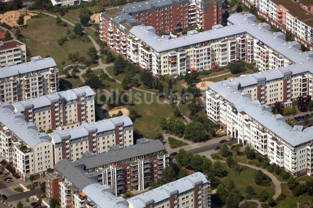 Luftbild Berlin - Wohngebiet Weiße Tausbe an der Landsberger Allee / Schalkauer Strasse in Berlin - Hohenschönhausen