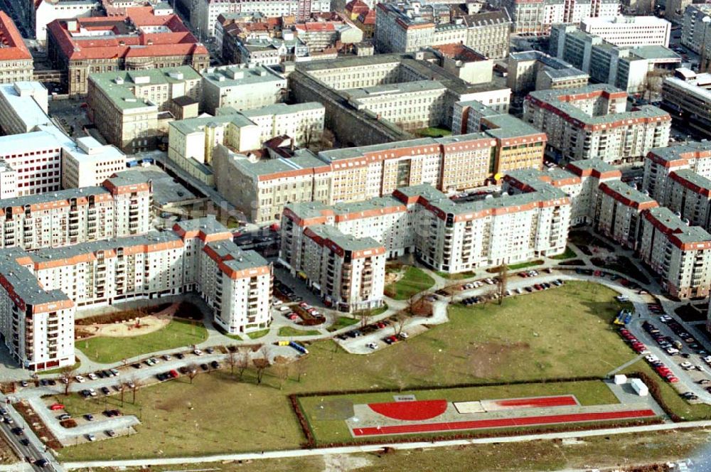 Berlin aus der Vogelperspektive: 06.03.1995 Wohngebiet Wilhelmstrasse in Berlin-Mitte