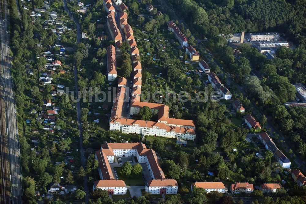 Berlin von oben - Wohngebiet einer Wohnhausanlage im Stadtteil Johannisthal im Bezirk Treptow-Köpenick in Berlin