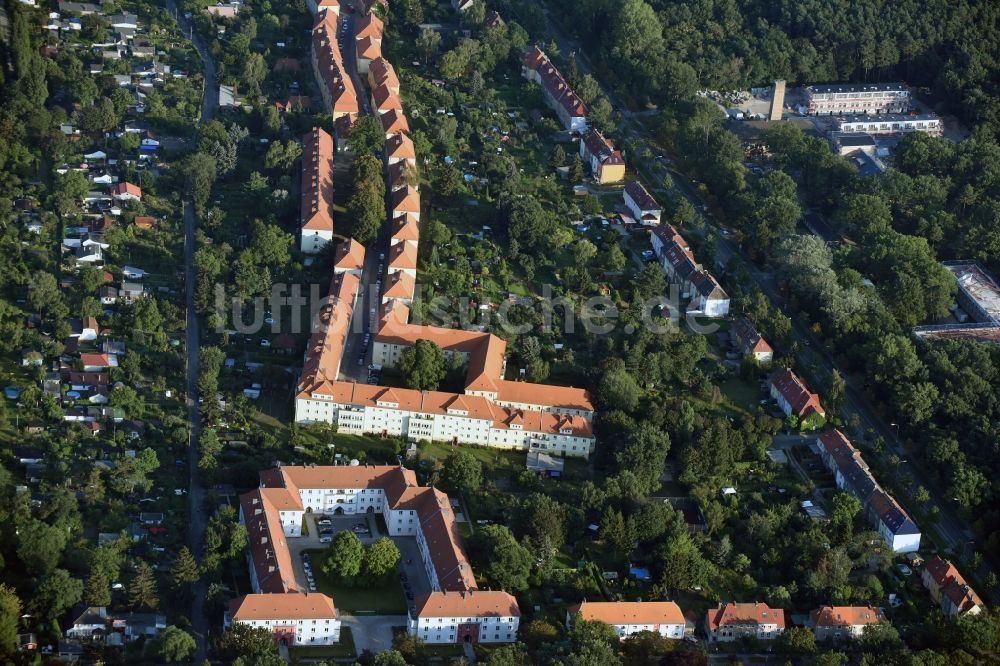 Berlin aus der Vogelperspektive: Wohngebiet einer Wohnhausanlage im Stadtteil Johannisthal im Bezirk Treptow-Köpenick in Berlin