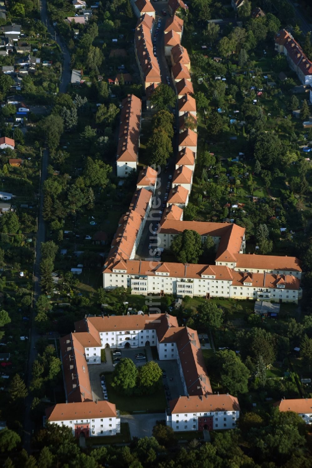 Luftbild Berlin - Wohngebiet einer Wohnhausanlage im Stadtteil Johannisthal im Bezirk Treptow-Köpenick in Berlin