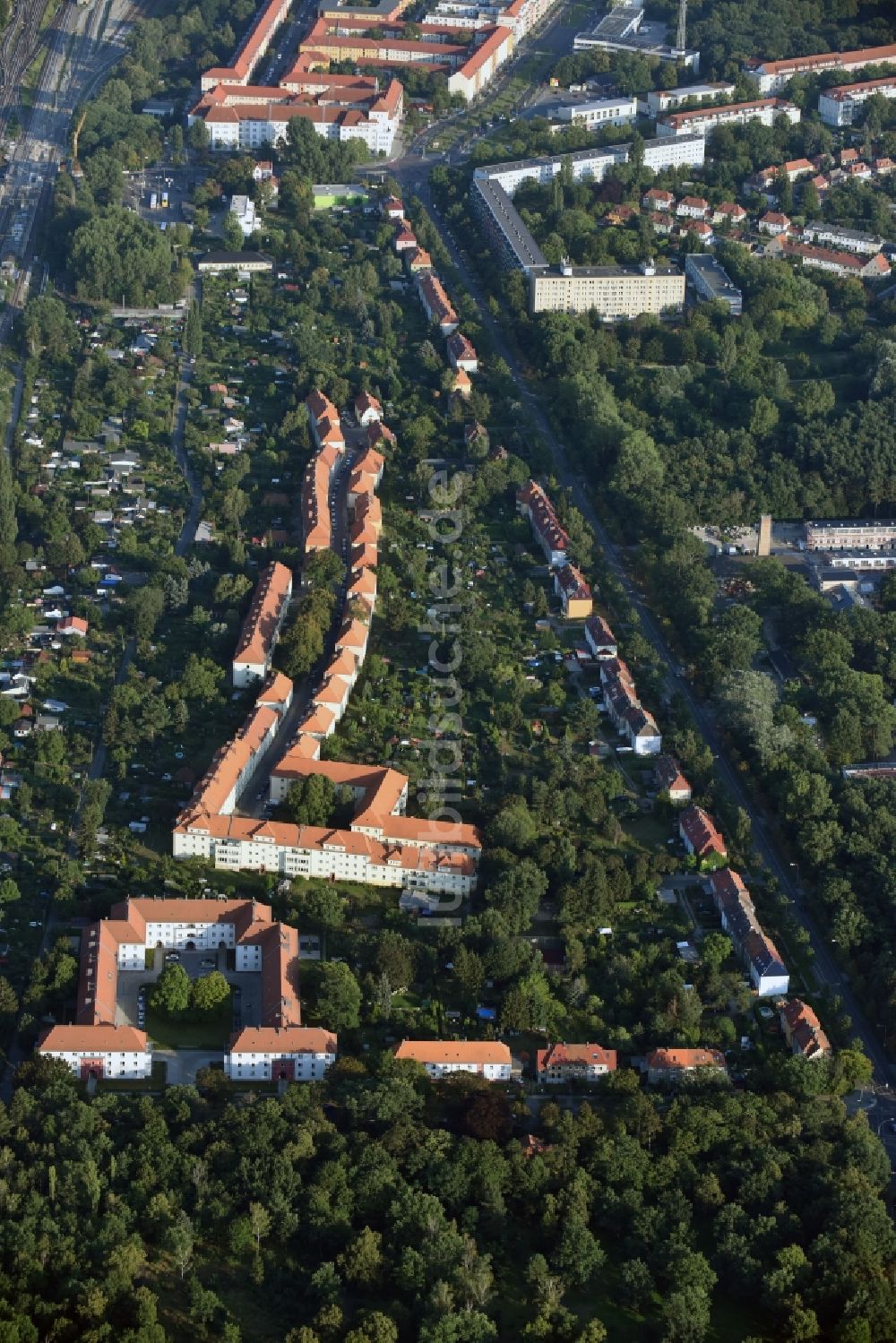 Luftaufnahme Berlin - Wohngebiet einer Wohnhausanlage im Stadtteil Johannisthal im Bezirk Treptow-Köpenick in Berlin