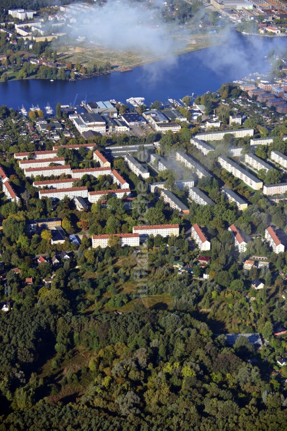 Luftbild Berlin - Wohngebiet zwischen Dregerhoffstraße und Lienhardweg mit Grünflächen des Stadtwalds Köpenicker Forst in Berlin - Köpenick