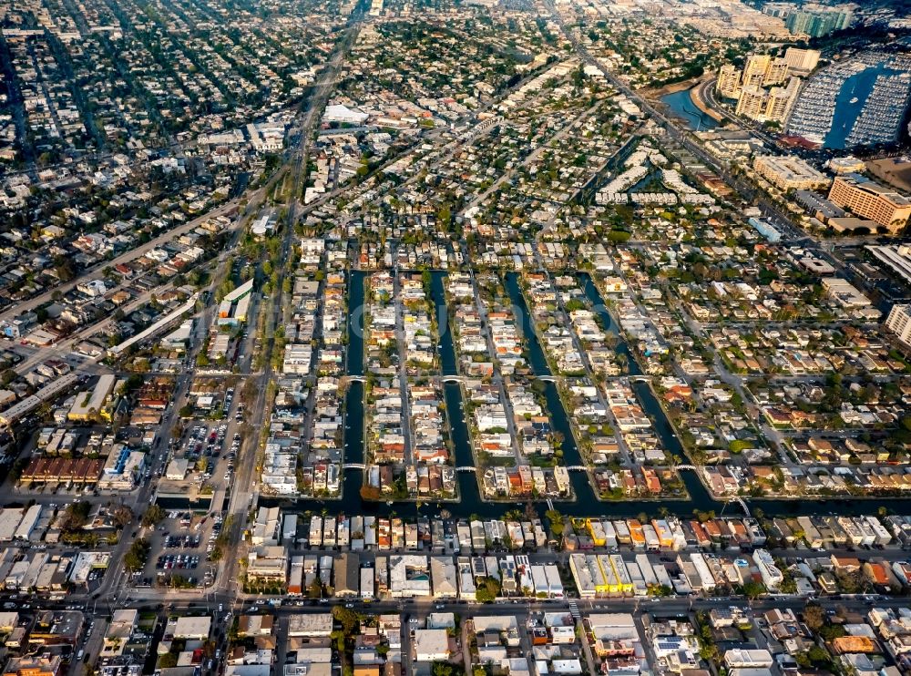 Luftbild Los Angeles - Wohngebiet zwischen Wasser- Kanälen im Ortsteil Venice in Los Angeles in Kalifornien, USA