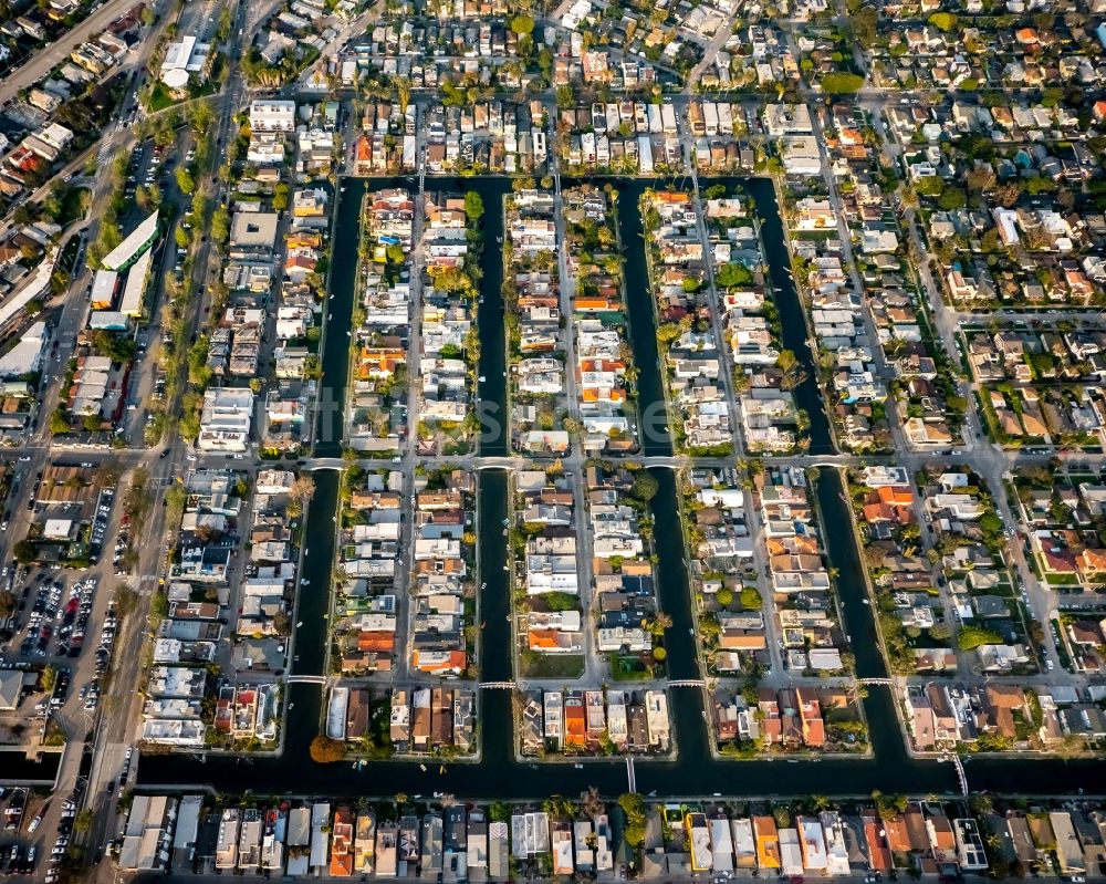 Luftaufnahme Los Angeles - Wohngebiet zwischen Wasser- Kanälen im Ortsteil Venice in Los Angeles in Kalifornien, USA