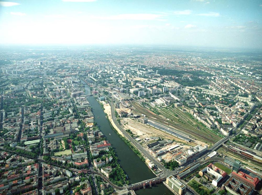 Berlin - Friedrichshain aus der Vogelperspektive: Wohngebiete am Berliner Ostbahnhof - Oberbaumbrücke in Berlin Friedrichshain - Kreuzberg.