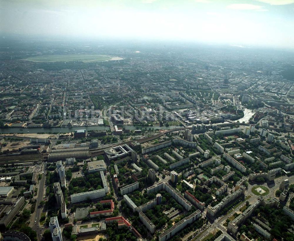 Luftbild Berlin - Friedrichshain - Wohngebiete am Berliner Ostbahnhof - Oberbaumbrücke in Berlin Friedrichshain - Kreuzberg.