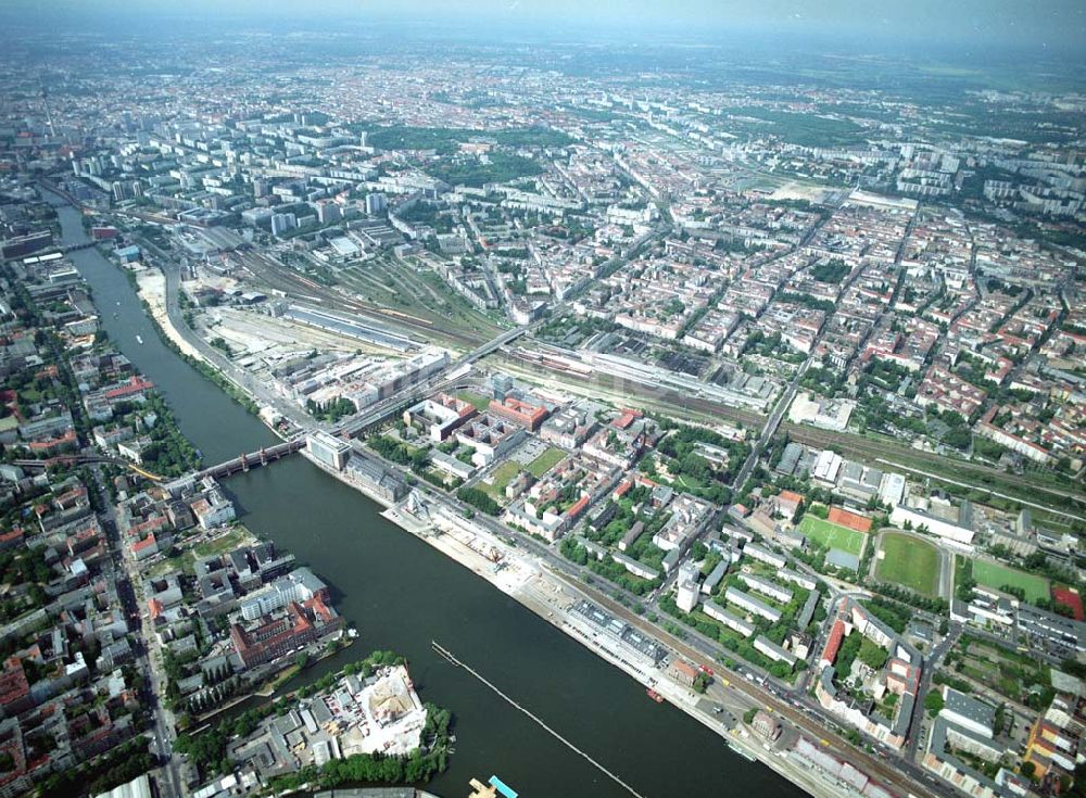 Berlin - Friedrichshain von oben - Wohngebiete am Berliner Ostbahnhof - Oberbaumbrücke in Berlin Friedrichshain - Kreuzberg.