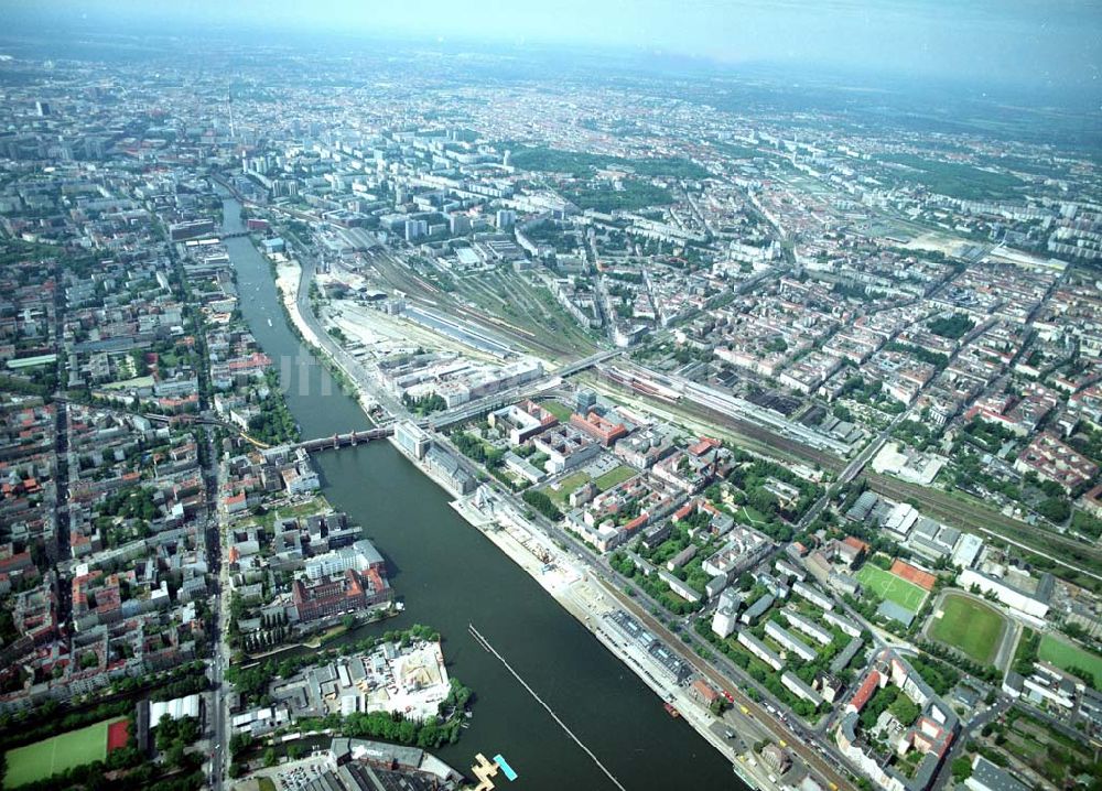 Berlin - Friedrichshain aus der Vogelperspektive: Wohngebiete am Berliner Ostbahnhof - Oberbaumbrücke in Berlin Friedrichshain - Kreuzberg.