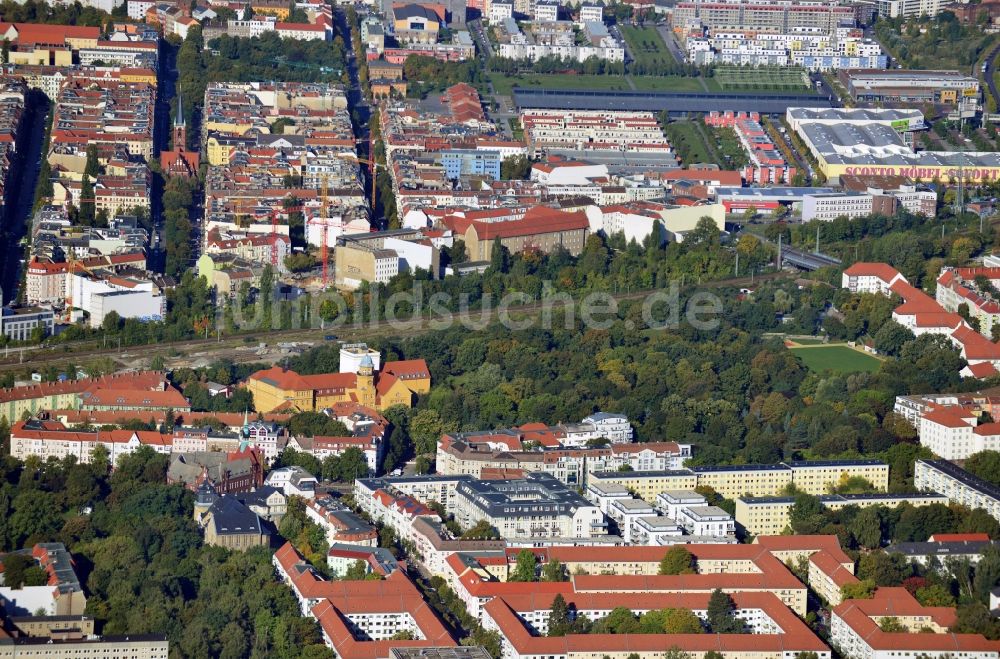 Berlin aus der Vogelperspektive: Wohngebiete und Gewerbegebiet an der Grenze der Stadtteile Lichtenberg und Friedrichshain entlang der S-Bahn Schienen auf Höhe der Eldenaer Brücke in Berlin