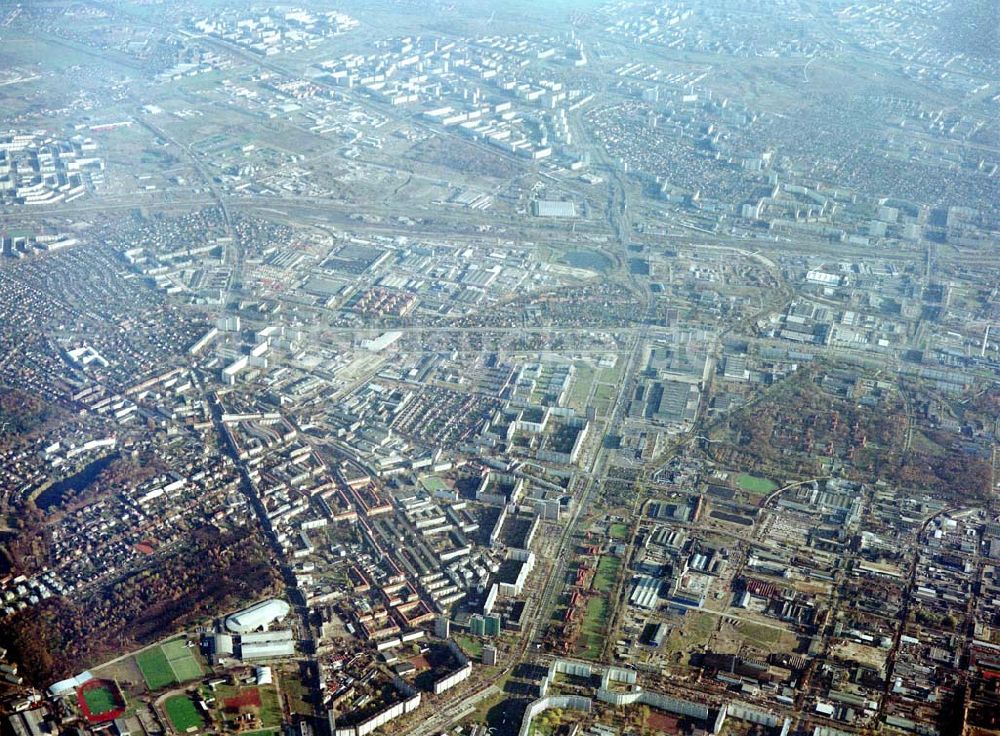 Berlin - Hohenschönhausen aus der Vogelperspektive: Wohngebiete an der Landsberger Allee in Berlin - Hohenschönhausen.