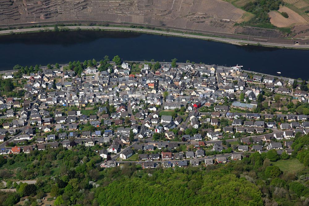 Koblenz OT Lay von oben - Wohngebiete in Lay, ein Ortsteil von Koblenz am Ufer der Mosel in Rheinland-Pfalz