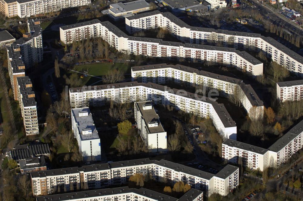 Luftaufnahme Berlin - Wohngebiete an der Ludwigsluster Strasse, Teterower Ring, Bolzenburger Strasse, Bansiner Strasse am U-Bahnhof Kaulsdorf-Nord in Berlin-Hellersdorf