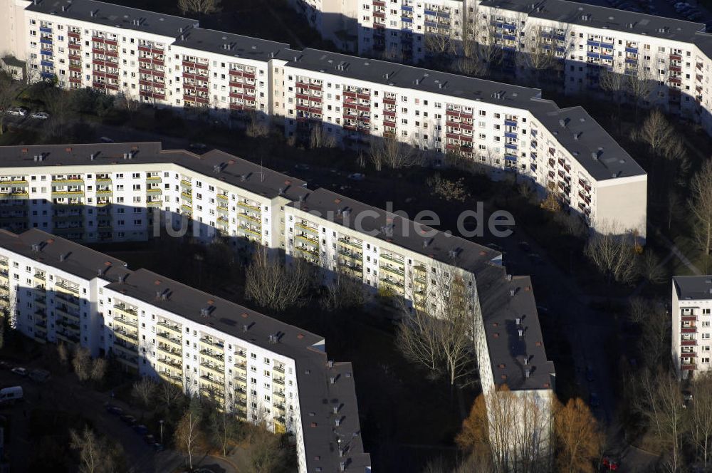 Berlin von oben - Wohngebiete an der Ludwigsluster Strasse, Teterower Ring, Bolzenburger Strasse, Bansiner Strasse am U-Bahnhof Kaulsdorf-Nord in Berlin-Hellersdorf