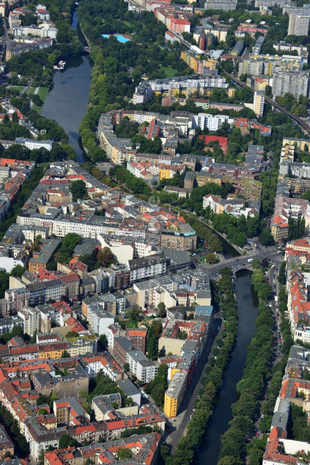 Luftaufnahme Berlin - Wohngebiete am Maybachufer, Paul-Linke-Ufer, Fraenkelufer, Planufer; und am Böcklerpark im Stadtteil Kreuzberg in Berlin