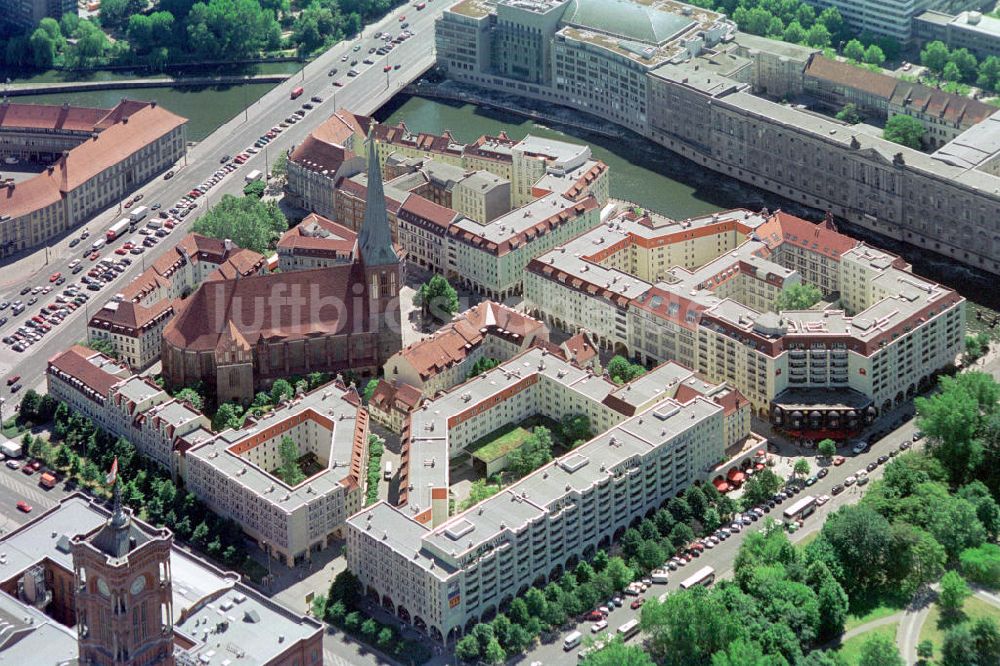 Luftaufnahme Berlin Mitte - Wohngebiete am Nikolaiviertel mit der Nikolaikirche in Berlin-Mitte