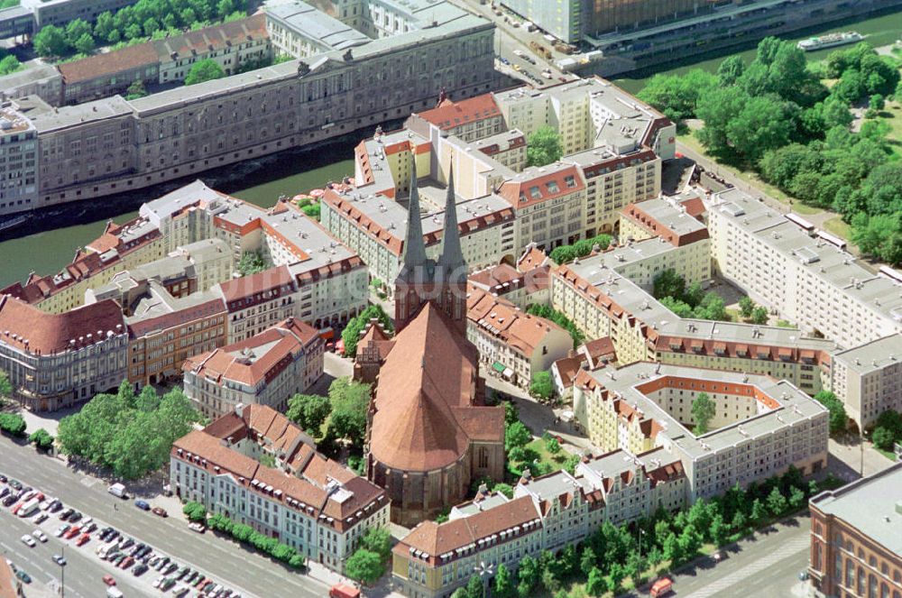 Berlin Mitte von oben - Wohngebiete am Nikolaiviertel mit der Nikolaikirche in Berlin-Mitte