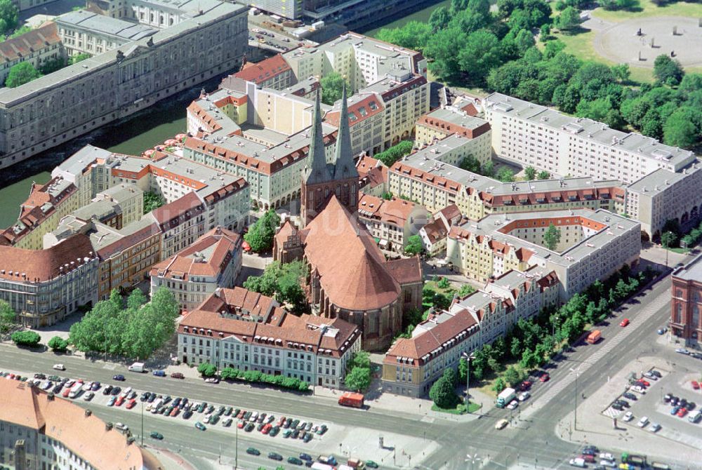 Berlin Mitte aus der Vogelperspektive: Wohngebiete am Nikolaiviertel mit der Nikolaikirche in Berlin-Mitte