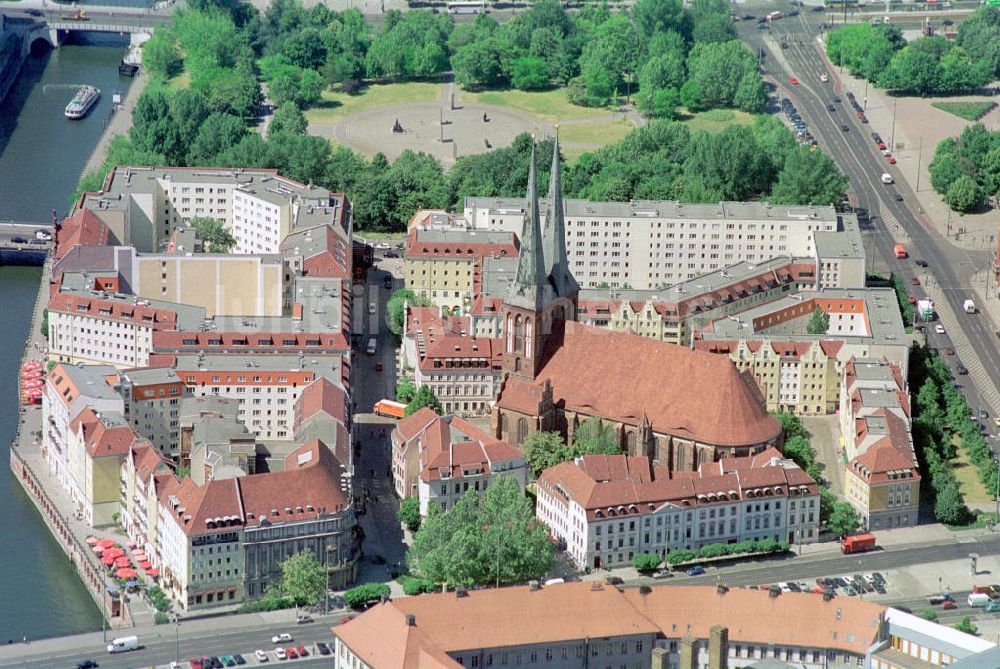 Luftbild Berlin Mitte - Wohngebiete am Nikolaiviertel mit der Nikolaikirche in Berlin-Mitte