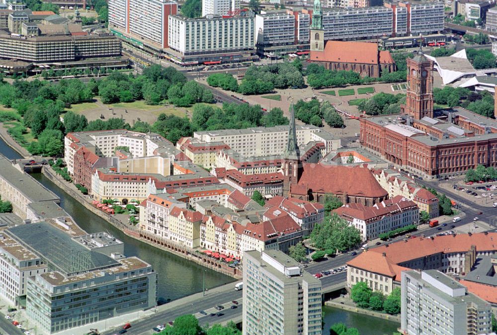 Luftaufnahme Berlin Mitte - Wohngebiete am Nikolaiviertel mit der Nikolaikirche in Berlin-Mitte