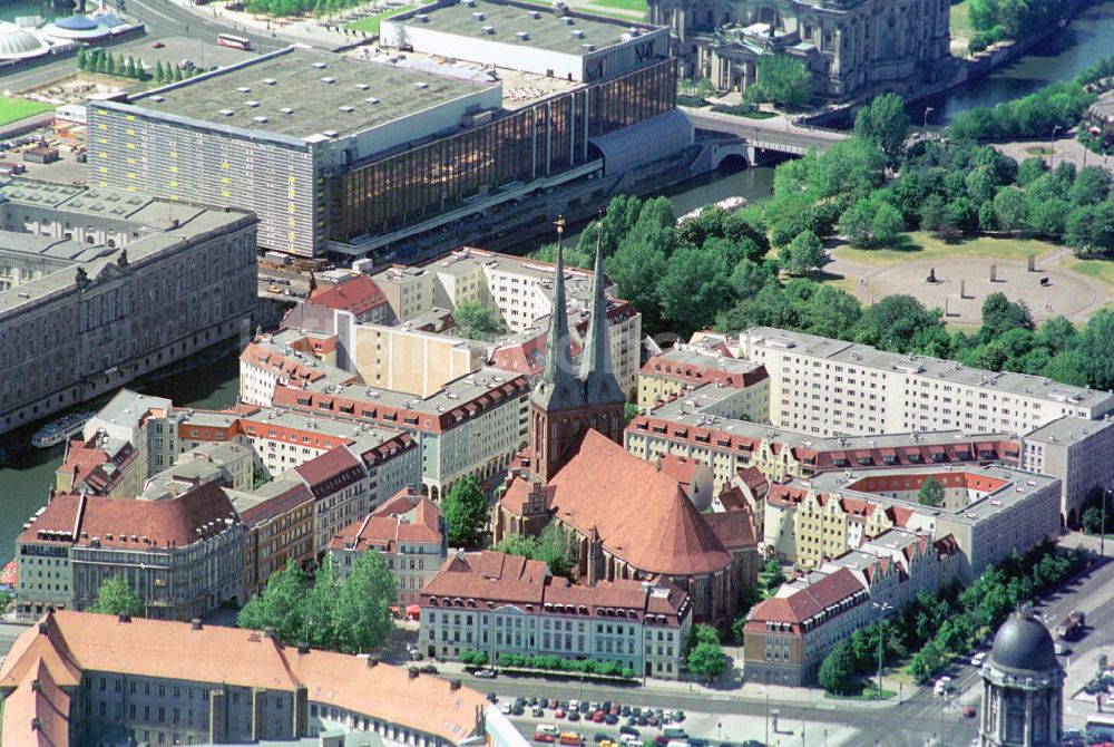 Berlin Mitte von oben - Wohngebiete am Nikolaiviertel mit der Nikolaikirche in Berlin-Mitte