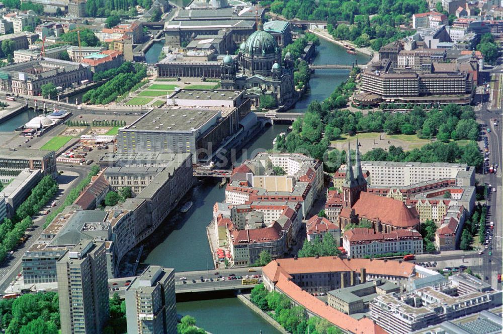 Berlin Mitte aus der Vogelperspektive: Wohngebiete am Nikolaiviertel mit der Nikolaikirche in Berlin-Mitte