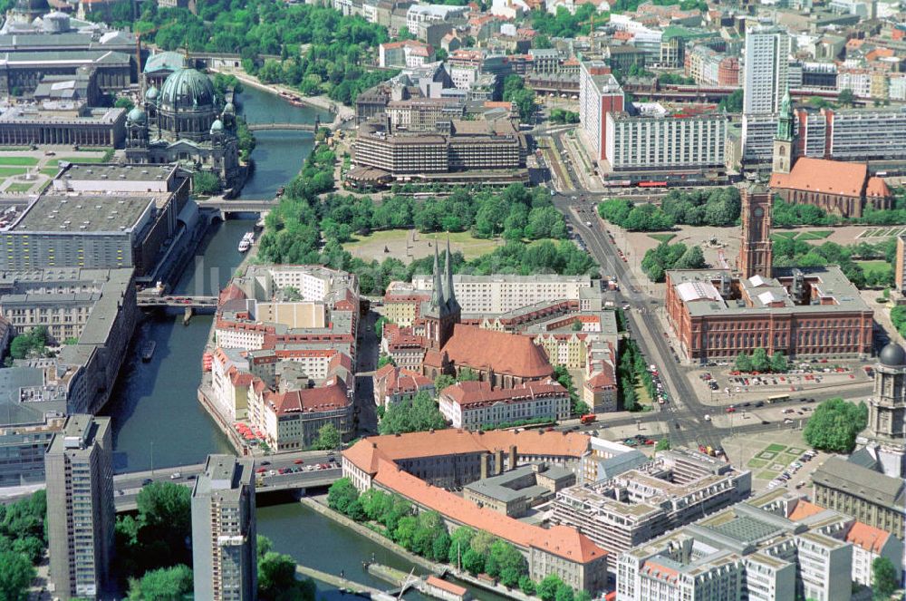 Luftbild Berlin Mitte - Wohngebiete am Nikolaiviertel mit der Nikolaikirche in Berlin-Mitte