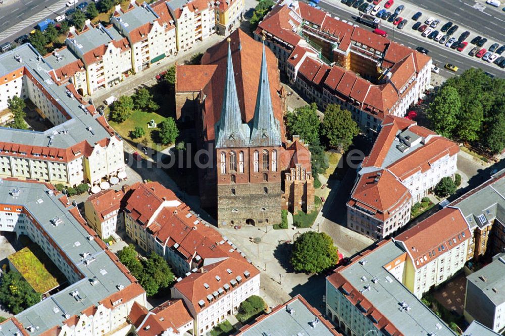 Berlin Mitte aus der Vogelperspektive: Wohngebiete am Nikolaiviertel mit der Nikolaikirche in Berlin-Mitte