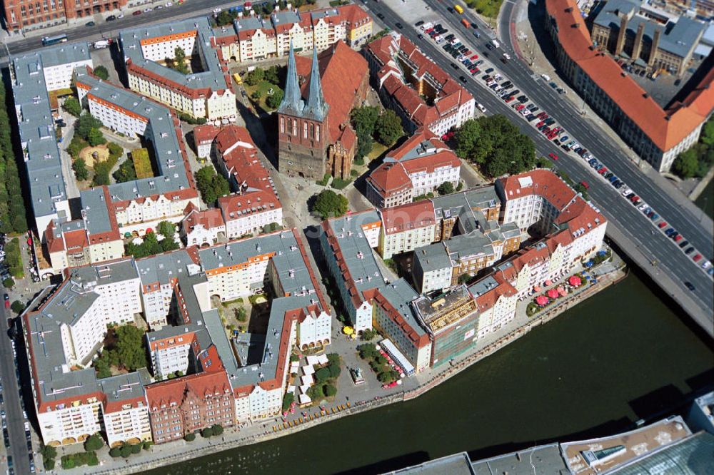 Luftbild Berlin Mitte - Wohngebiete am Nikolaiviertel mit der Nikolaikirche in Berlin-Mitte