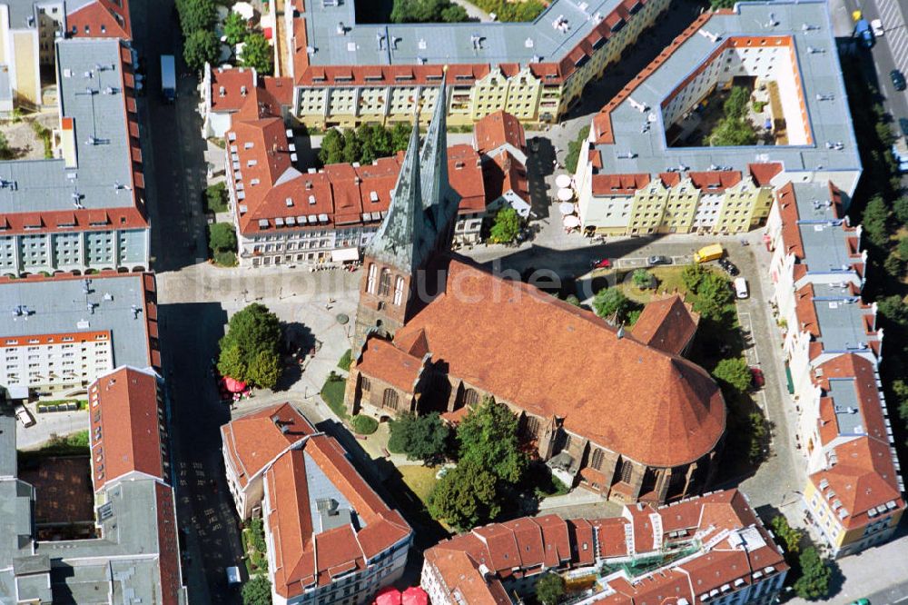 Luftaufnahme Berlin Mitte - Wohngebiete am Nikolaiviertel mit der Nikolaikirche in Berlin-Mitte