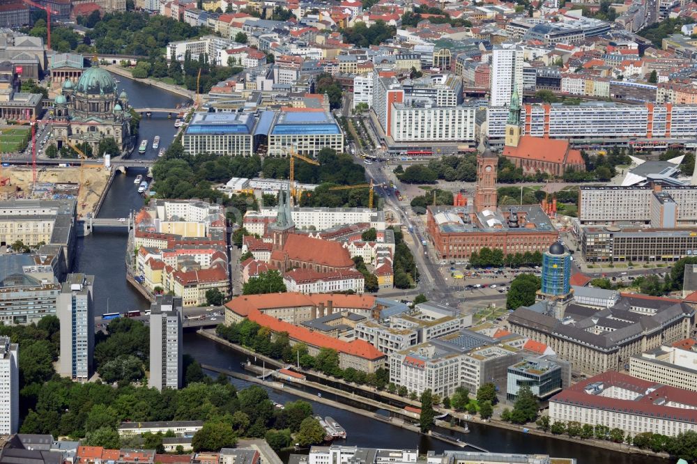 Berlin aus der Vogelperspektive: Wohngebiete am Nikolaiviertel mit der Nikolaikirche am Roten Rathaus in Berlin - Mitte