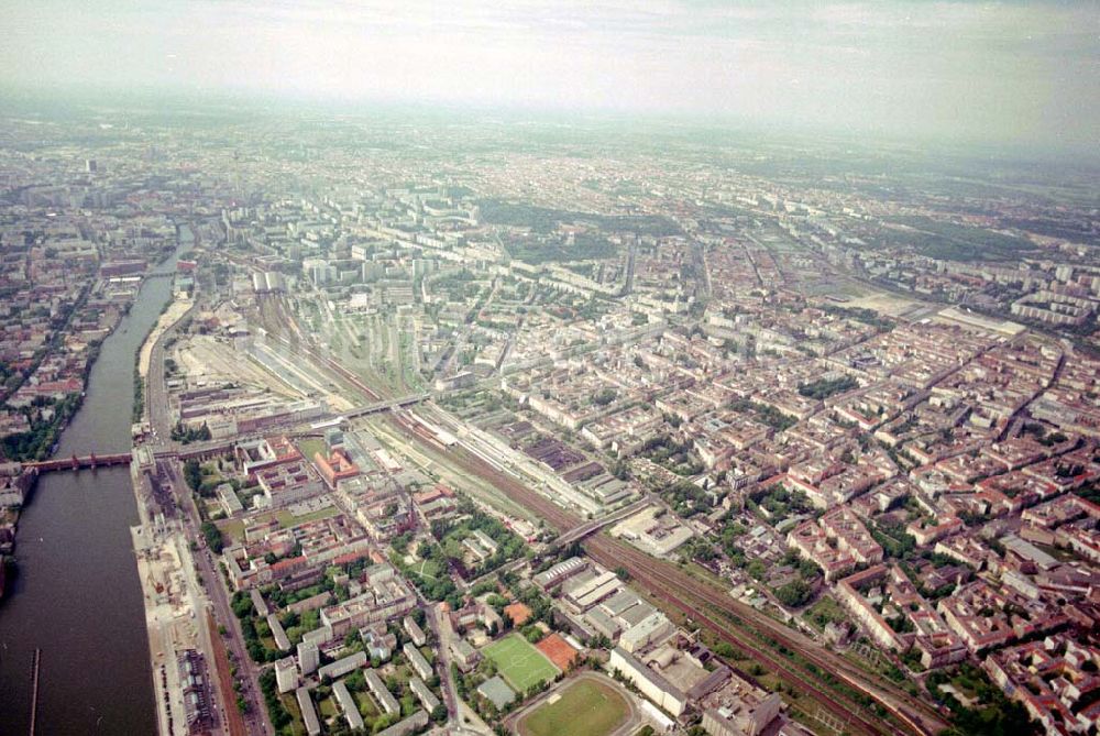 Berlin - Friedrichshain von oben - Wohngebiete an der Oberbaumbrücke