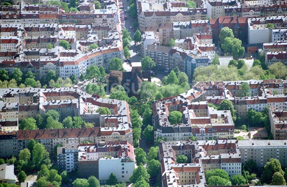 Luftaufnahme Berlin / Tempelhof - Wohngebiete an der Schillerpromenade am Flughafen Berlin - Tempelhof östlich des Flugfeldes